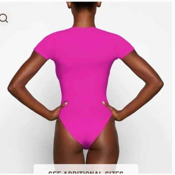 Skims Fits Everybody Short Sleeve Bodysuit Fuchsia size 4X - Picture 2 of 5